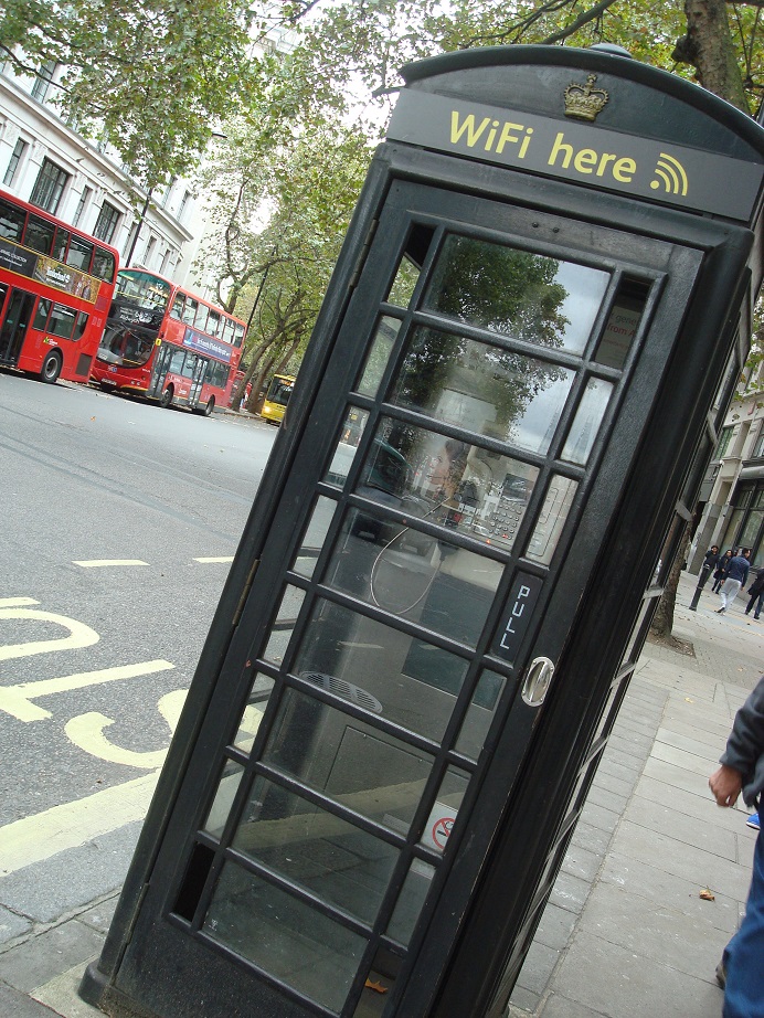赤い電話ボックス 黒いwi Fiボックス ロンパラ London パラダイス