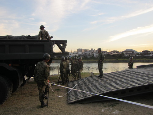 武庫川河川敷に陸上自衛隊出動！_a0251786_1754648.jpg