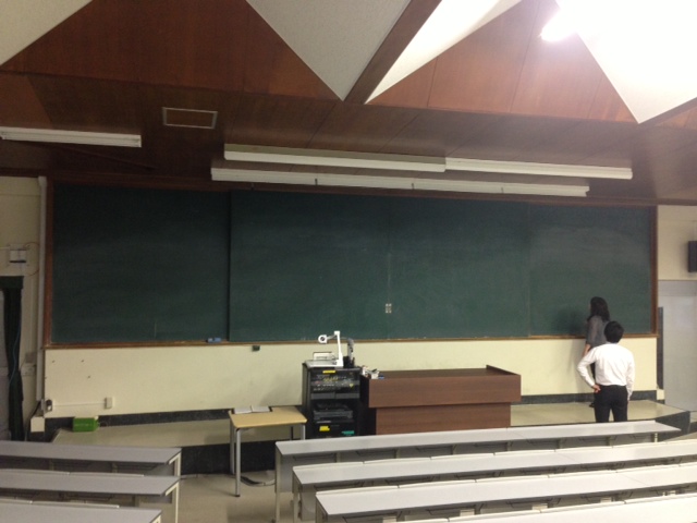 大学の講義室の上下式黒板_c0215194_1812513.jpg