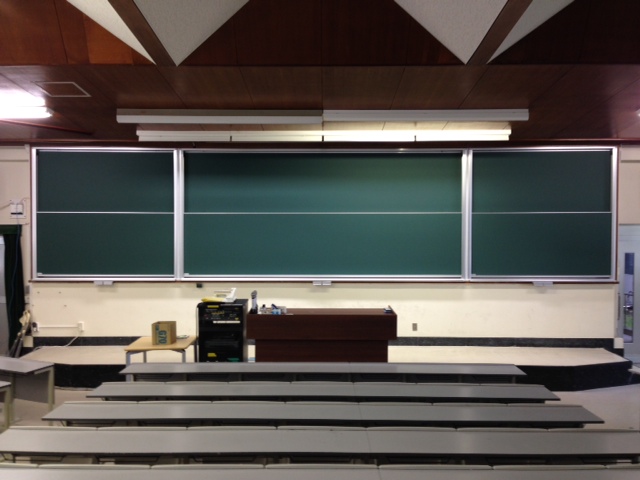 大学の講義室の上下式黒板_c0215194_18261094.jpg