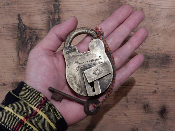 Old brass padlock_a0025778_18234726.jpg