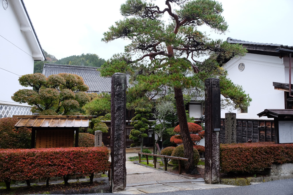 ５つ星の宿に泊まる「遠山郷・下栗の里」紅葉秘境めぐり２日間by阪急交通　その２　雨の妻籠宿でリベンジを誓う_a0287517_21442115.jpg