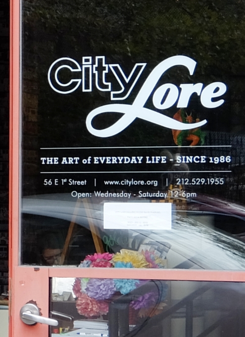 NYの文化活動支援NPOが運営する小さなギャラリー、City Lore_b0007805_1112856.jpg