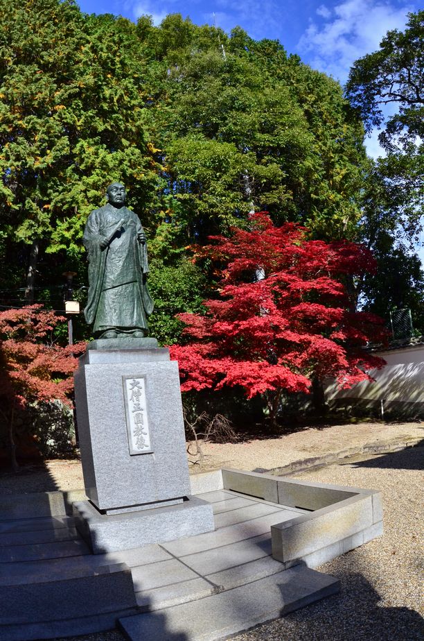 11月6日（くもり時々晴れ）ﾀｲﾄﾙ：霊山寺の薔薇庭園_f0105542_14201551.jpg