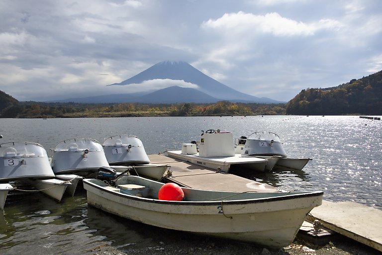 精進湖の富士山と紅葉（１１月５日）_c0057265_259817.jpg