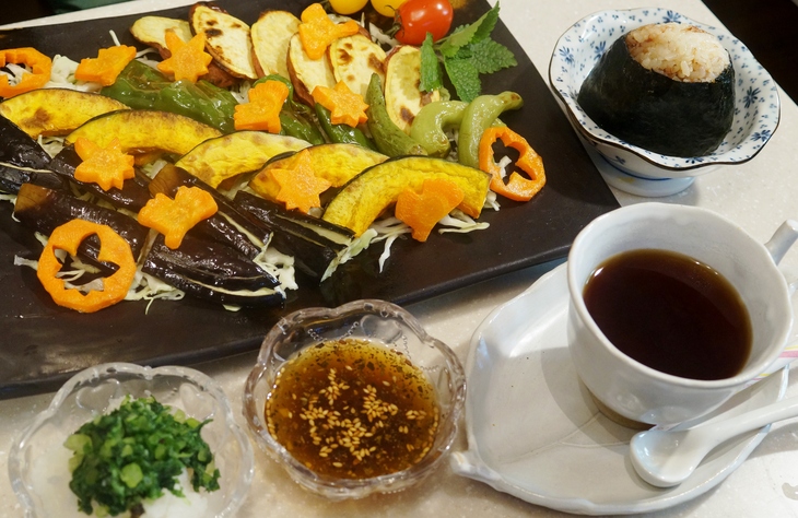 【ベジタリアンの朝ご飯は　万能柚子ドレッシングで焼き野菜とおにぎりにコーヒーが付きます♪】_b0033423_2234570.jpg