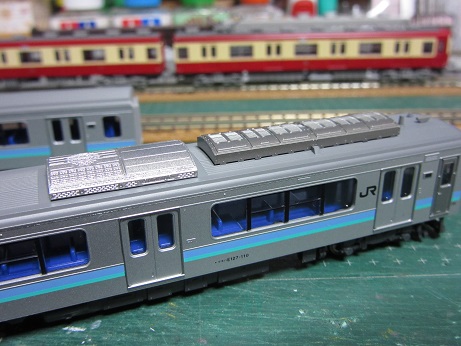 カトー E127系100番台（大糸線）入線 : 赤い電車は白い線