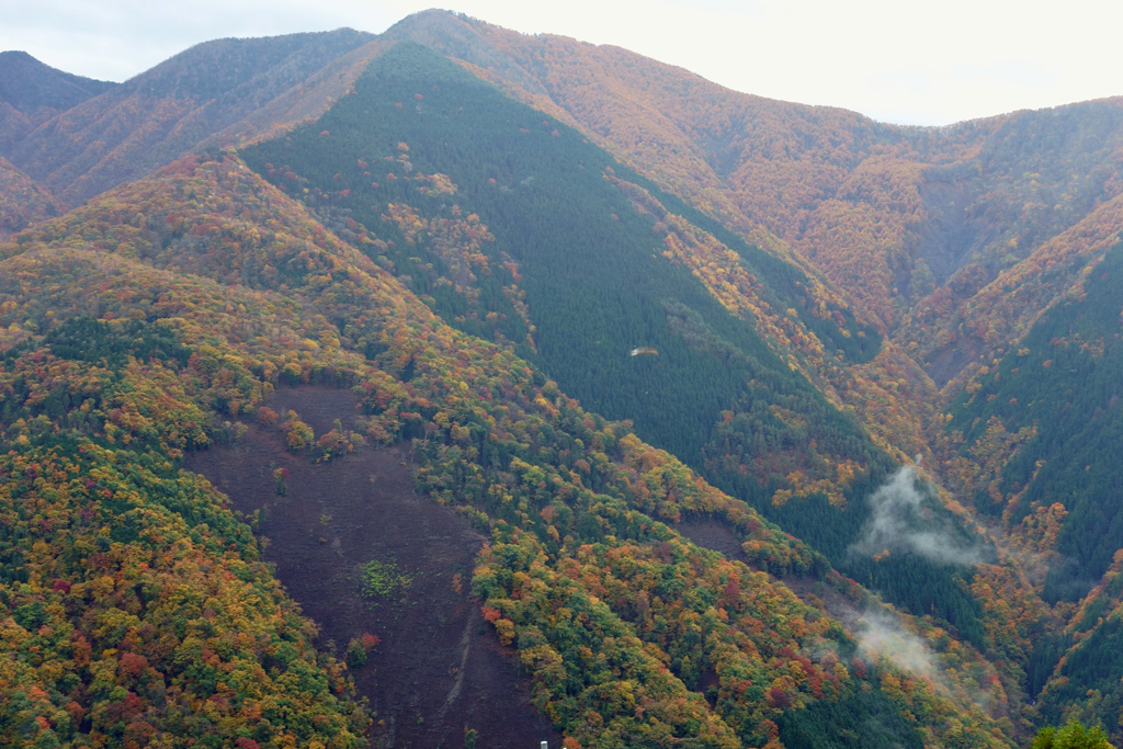 ５つ星の宿に泊まる「遠山郷・下栗の里」紅葉秘境めぐり２日間by阪急交通　その５　日本のチロルはまさに秘境_a0287517_10532101.jpg