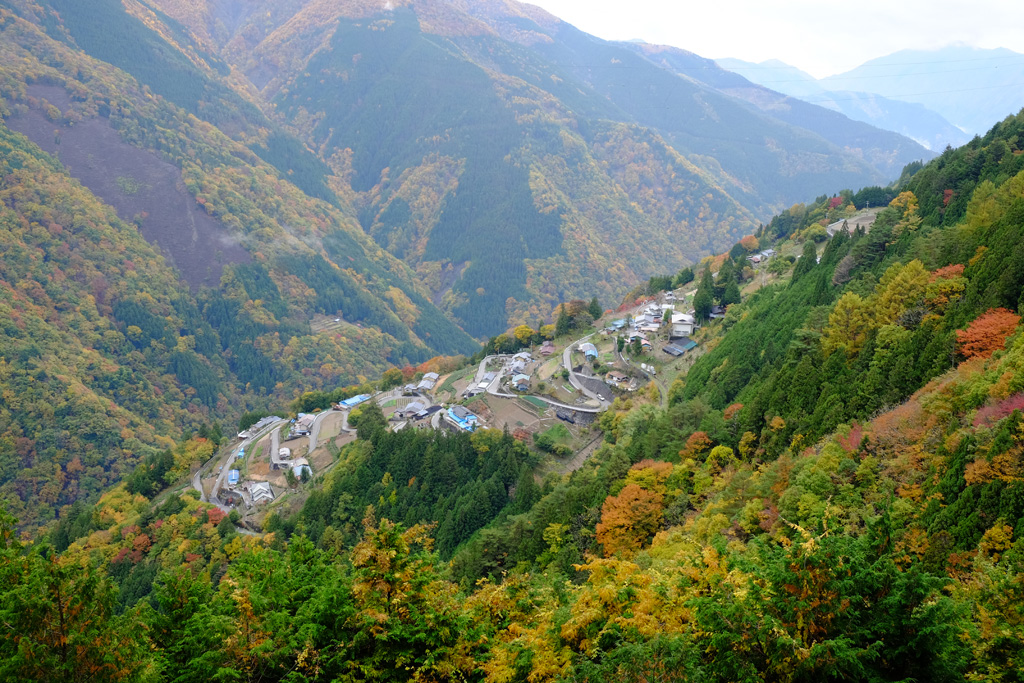 ５つ星の宿に泊まる「遠山郷・下栗の里」紅葉秘境めぐり２日間by阪急交通　その５　日本のチロルはまさに秘境_a0287517_10534467.jpg