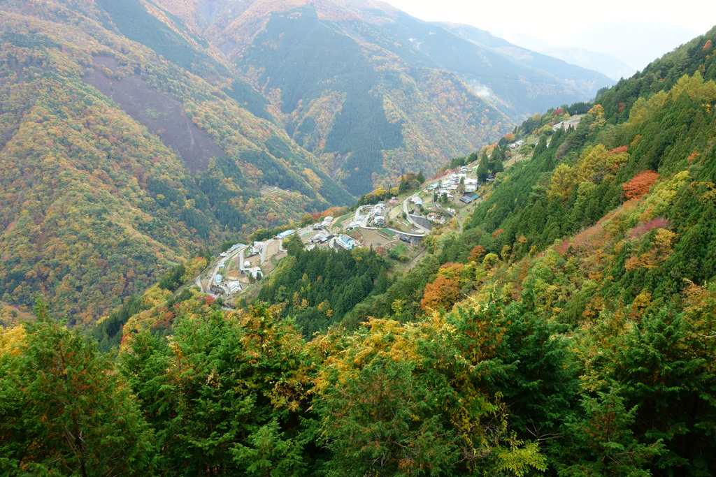 ５つ星の宿に泊まる「遠山郷・下栗の里」紅葉秘境めぐり２日間by阪急交通　その５　日本のチロルはまさに秘境_a0287517_10534787.jpg