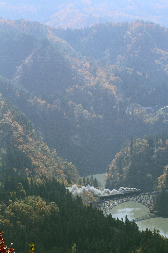 逆光の山あいの鉄橋に煙が光る - 2014年紅葉・只見 - _b0190710_23513326.jpg