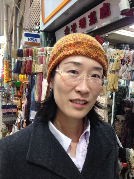 しょうちゃん帽の被り方 海の見える坂の街の毛糸屋さん きそ毛糸店 しょうちゃん帽の被り方 海の見える坂の街の毛糸屋さん きそ毛糸店