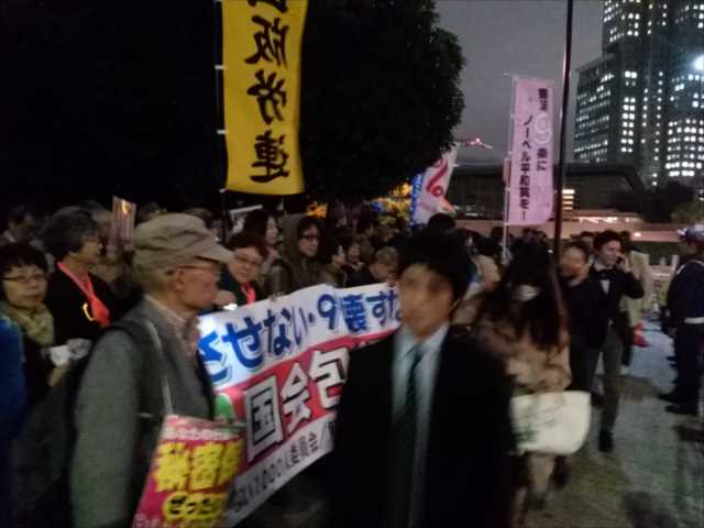 国会正門前 一時騒然 1名拘束=即解放 7000人が国会包囲_c0024539_22515467.jpg