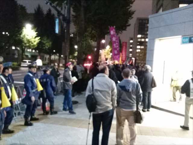 国会正門前 一時騒然 1名拘束=即解放 7000人が国会包囲_c0024539_22523054.jpg
