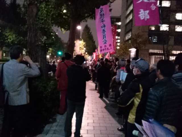 国会正門前 一時騒然 1名拘束=即解放 7000人が国会包囲_c0024539_22532137.jpg