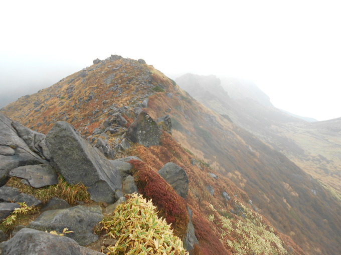 セピア色の九重連山８座縦走　星生山~天狗ケ城~中岳~白口岳~鳴子山~稲星山~久住山~扇ケ鼻_a0206345_1015620.jpg