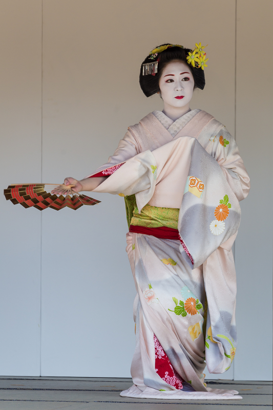 秋華の舞（上七軒・梅わかさん、市桃さん、市まりさん、市知さん）と京町踊り子隊（上賀茂神社・園遊会）_f0155048_223792.jpg
