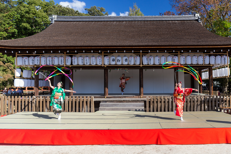 秋華の舞（上七軒・梅わかさん、市桃さん、市まりさん、市知さん）と京町踊り子隊（上賀茂神社・園遊会）_f0155048_2240435.jpg
