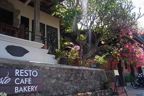 Gusto Resto, Cafe, Bakery でハンガリー料理?! @ Bunutan, Amed  (\'14年9月)_f0319208_19223022.jpg
