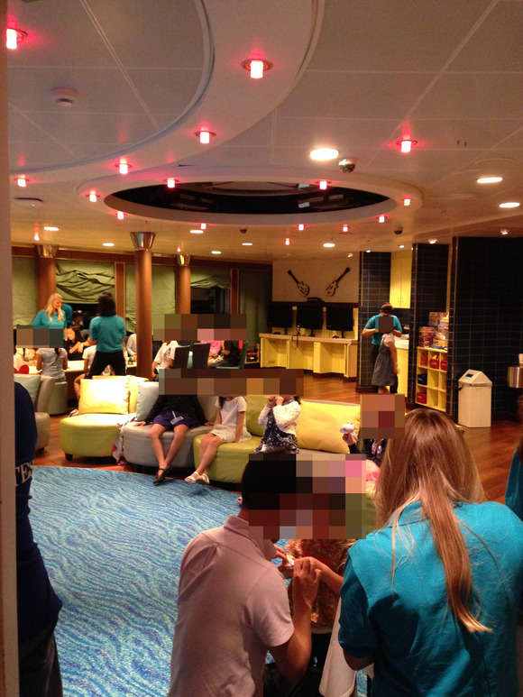 娘を虜にした「ユース（キッズ）センター SHOCKWAVES」：ダイヤモンドプリンセス乗船記41_f0054556_19362662.jpg