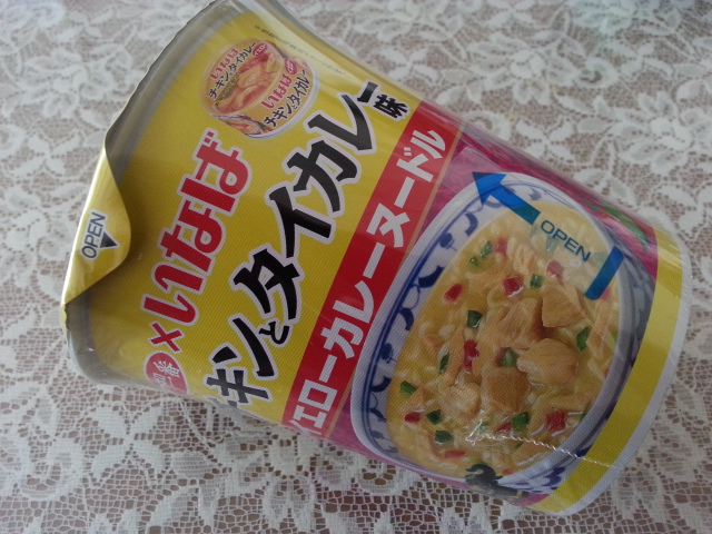 サッポロ一番×いなば チキンとタイカレー味イエローカレーヌードルビッグ¥214_b0042308_15104362.jpg