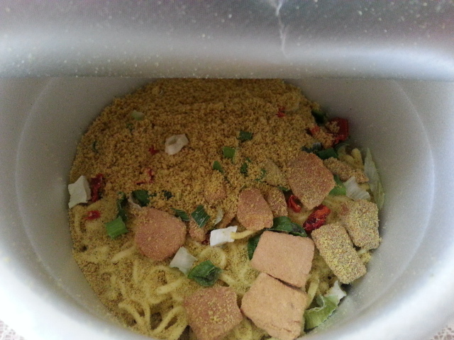 サッポロ一番×いなば チキンとタイカレー味イエローカレーヌードルビッグ¥214_b0042308_1511062.jpg