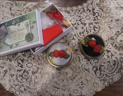 イチゴのコンパクトミラー_a0122148_10453369.jpg