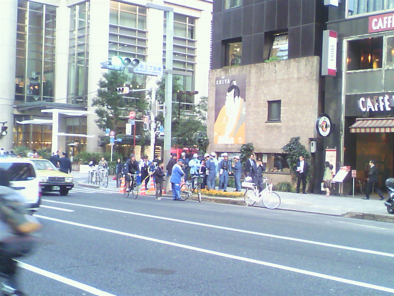 室町三丁目 事故発生_d0062076_11394116.jpg