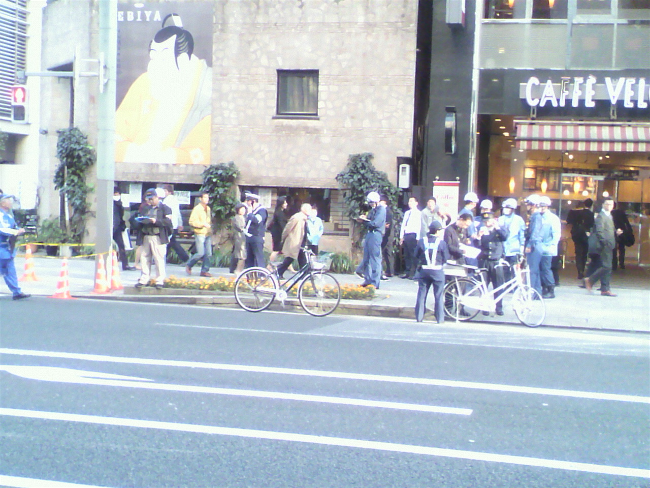 室町三丁目 事故発生_d0062076_11401184.jpg