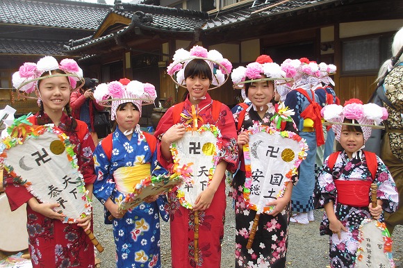 八女津媛神社浮立が出発して神社へ向かう（八女市矢部村）_a0137997_2124852.jpg