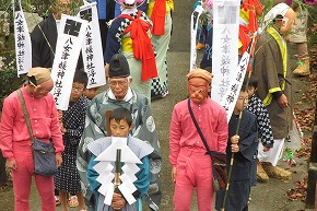 八女津媛神社浮立が出発して神社へ向かう（八女市矢部村）_a0137997_2142594.jpg