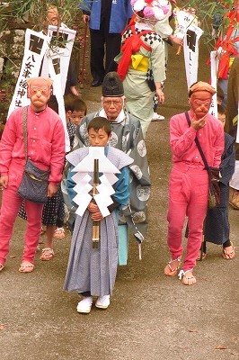 八女津媛神社浮立が出発して神社へ向かう（八女市矢部村）_a0137997_21532797.jpg