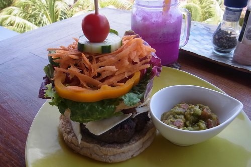 OM Burger のハンバーガータワーに挑戦 @ Padang Padang (\'14年10月)_f0319208_6212766.jpg