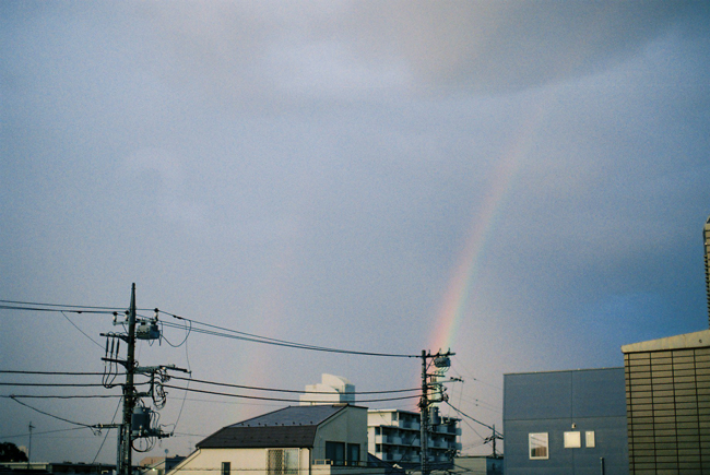 虹がでています。何かいい事が遠い空から降ってくるだろう。_e0161421_0342642.jpg