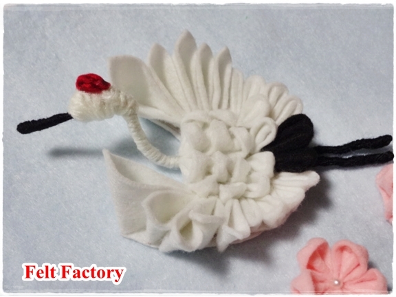 フェルトの正月飾りでつまみ細工の羽ばたく鶴 Maruwa Taroのfelt Factory