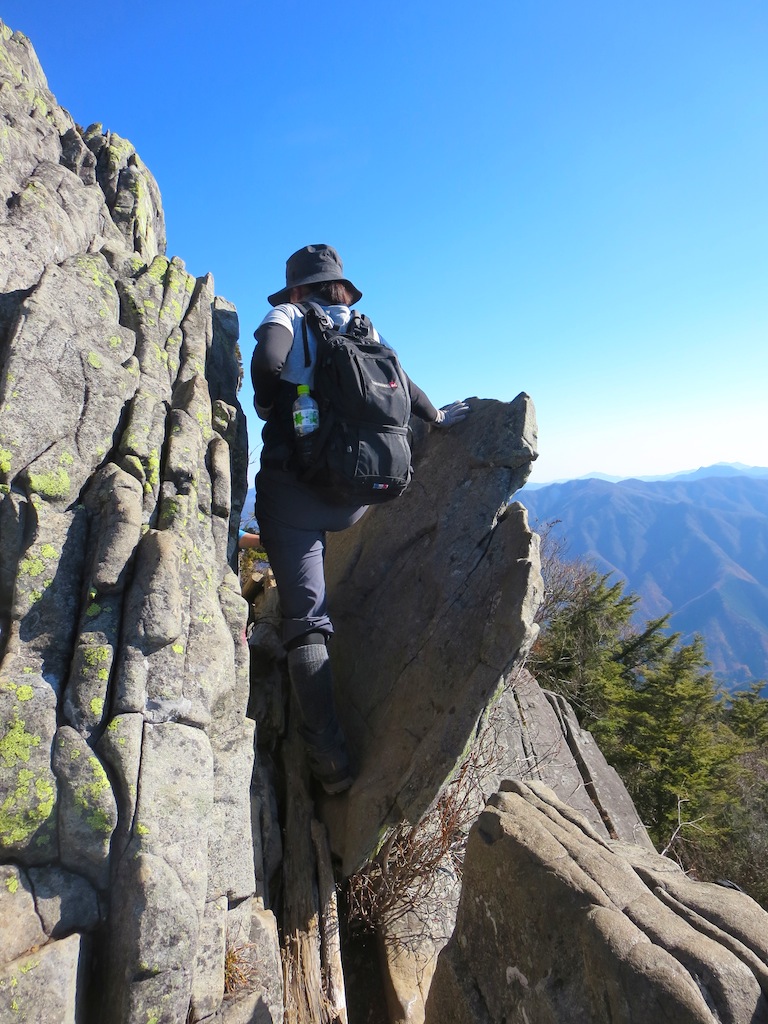 青空と岩の乾徳山！_a0165316_2253363.jpg