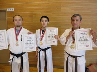 日曜空手 新琴似・新川教室 メダルと賞状の授与_c0118332_14271773.jpg