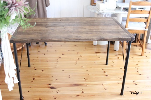 足場板と鉄脚でアンティークな雰囲気のテーブルを自分でＤＩＹ♪_f0023333_21543188.jpg