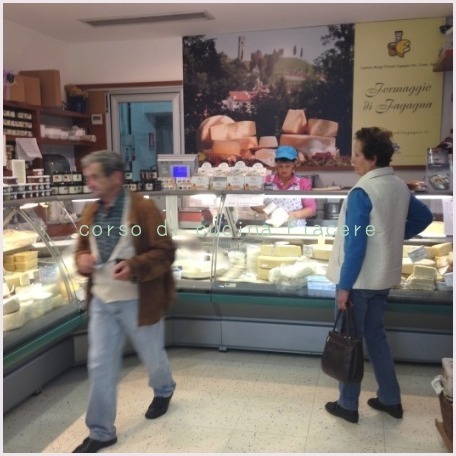 イタリア食旅行記⑬ 町のチーズ屋さん訪問_b0107003_11305003.jpg