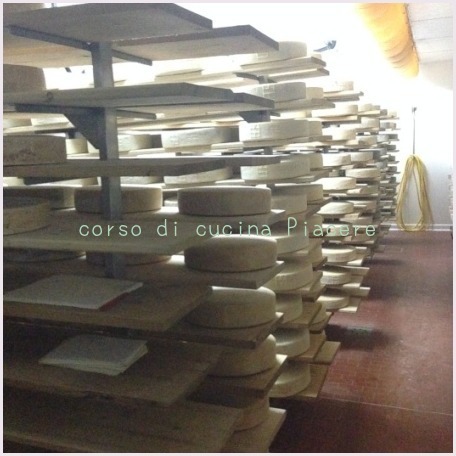 イタリア食旅行記⑬ 町のチーズ屋さん訪問_b0107003_11594499.jpg