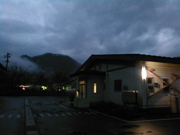 夕暮れのなか、黒平豆の選別が行われています。_b0206037_16323243.jpg