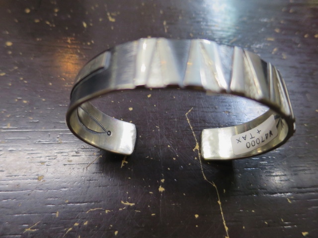 人気かつ稀少なTOP SILVER BANGLE ・・・ Michael Roanhorse 作品 etc... (^^♪_d0152280_2035191.jpg