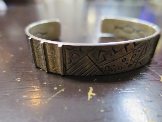 人気かつ稀少なTOP SILVER BANGLE ・・・ Michael Roanhorse 作品 etc... (^^♪_d0152280_20364650.jpg