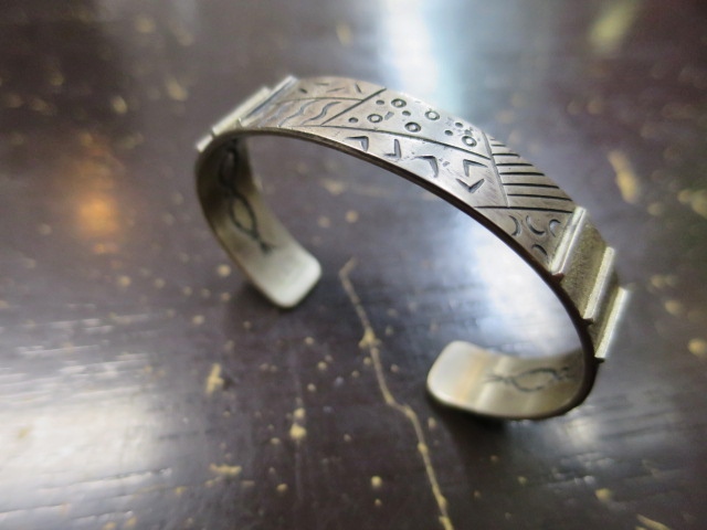 人気かつ稀少なTOP SILVER BANGLE ・・・ Michael Roanhorse 作品 etc... (^^♪_d0152280_203724.jpg