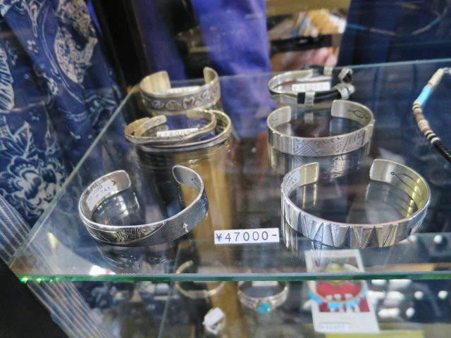 人気かつ稀少なTOP SILVER BANGLE ・・・ Michael Roanhorse 作品 etc... (^^♪_d0152280_20481535.jpg