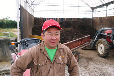 熊本ぶどう 社方園 貯蔵用分を蓄えさせるためのお礼肥え(基肥)散布作業 その1_a0254656_1748515.jpg