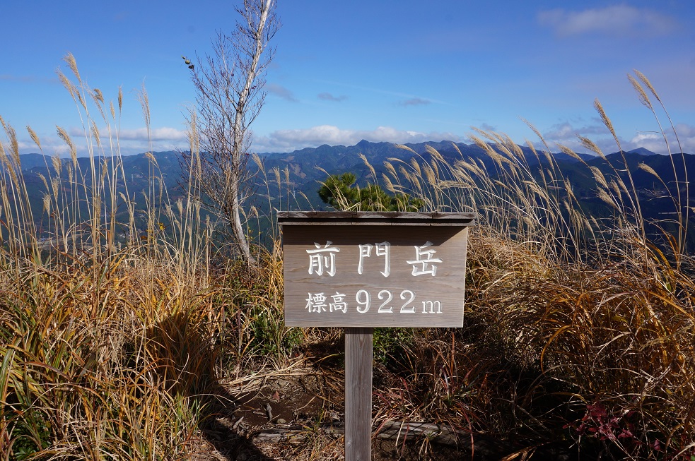 前門岳登山と阿蘇外輪山。_f0016066_3271159.jpg