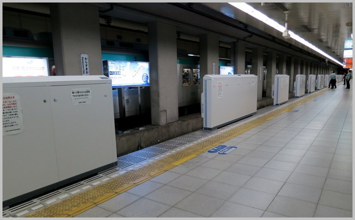 烏丸御池駅 ホームドアー_c0036080_19244976.jpg