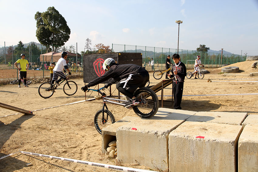 かりんカップ-04♪　自転車のトライアルです♪_d0058941_2095747.jpg