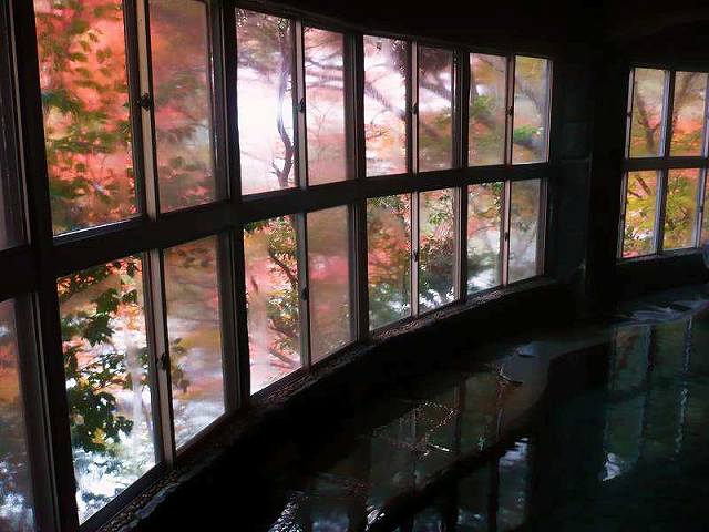 温泉に浸かりながら紅葉を楽しむ_f0182513_21103296.jpg